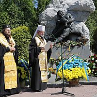 28.05.16 Єпископ Борис служить панахиду на могилі Івана Франка у день 100 ювілею від дня народження, 2016